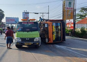 Diduga Sopir Mengantuk, Truk Bermuatan Pasir Terguling di Ungaran