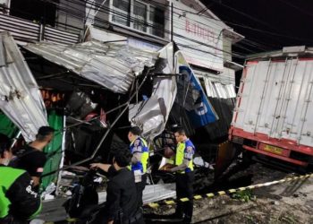 Truk Tronton Tabrak Deretan Ruko dan Sejumlah Kendaraan di Semarang, Dua Orang Meninggal