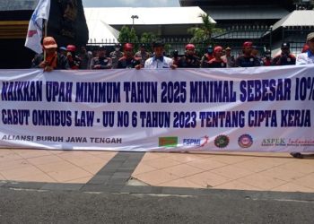 Ratusan Buruh Demo di Depan Kantor Gubernur Jateng, Minta Kenaikan UMP Hingga Cabut UU Ciptaker