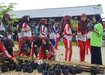 Aksi Peduli Lingkungan, SMPN 5 Rembang Tanam Mangrove dan Cemara