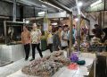 Anggota DPR RI Firnando Ganinduto Prihatin Kondisi Atap Pasar Boja Bolong Genangi Lapak Pedagang 18 Anggota DPR RI Firnando Ganinduto Prihatin Kondisi Atap Pasar Boja Bolong Genangi Lapak Pedagang