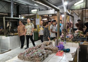 Anggota DPR RI Firnando Ganinduto Prihatin Kondisi Atap Pasar Boja Bolong Genangi Lapak Pedagang