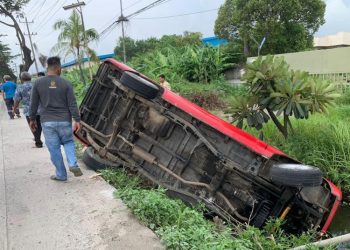 Mobil Panther Diseruduk Truk Hingga Masuk Parit di Demak, Kedua Sopir Saling Adu Mulut
