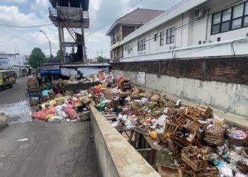 Bau Busuk, Sejumlah Pihak Tanggapi Tumpukan Sampah di Pasar Bitingan Kudus