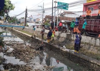 Kali Aji Dipenuhi Sampah, DLH Kendal Imbau Warga Kurangi Sampah dan Tanam Tumbuhan