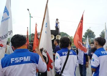 Tuntut Penetapan UMSK, Ratusan Buruh Kawal Rapat Pleno Pembahasan UMK Jepara 2025