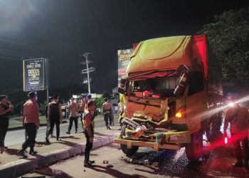 Truk Tronton Tabrak Kendaraan Tak Dikenal di Lingkar Selatan Pati, Sopir Dilarikan ke RS