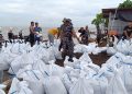 Banjir di Pekalongan Meluas, Tanggul Darurat Dibangun dengan 600 Karung Pasir 16 Banjir di Pekalongan Meluas, Tanggul Darurat Dibangun dengan 600 Karung Pasir