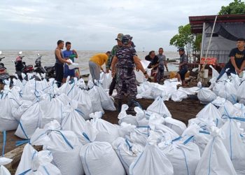 Banjir di Pekalongan Meluas, Tanggul Darurat Dibangun dengan 600 Karung Pasir