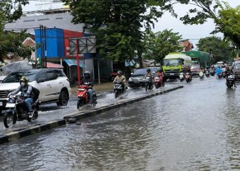Banjir Setinggi 50 cm Masih Genangi Jalan Pantura Kota Kendal, Lalin Tersendat