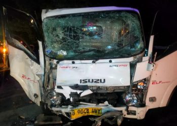 Toyota Kijang Hantam Truk Box di Pantura Bugangin Kendal, 4 Orang Dilarikan ke RS