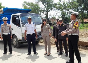Muatan Overload dan Tak Ditutup Terpal, Truk Galian C di Kendal Ditertibkan