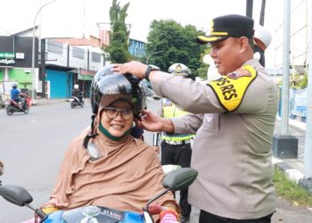 Sejumlah Pengendara Motor di Blora dapat Helm Gratis Saat Operasi Keselamatan Candi