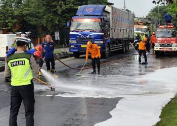 Sebabkan Pemotor Jatuh, Tumpahan Cairan Kimia di Jalan Pemuda Kendal Dibersihkan