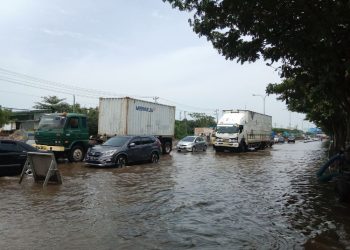 Jalan Raya Kaligawe Semarang Kembali Tergenang Banjir Hingga 30 cm