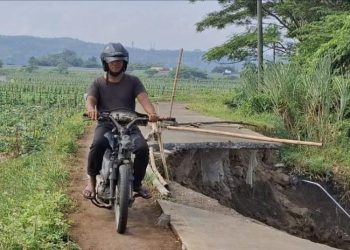 Jalan Ambrol di Kertomulyo Kendal Belum Bisa Diperbaiki Karena Beton Tipis