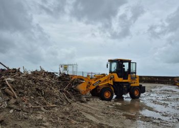Alat Berat Diterjunkan untuk Atasi Sampah Kiriman di Pantai Teluk Awur Jepara