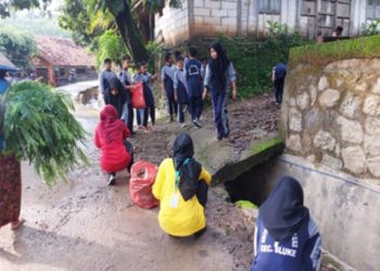 Bentuk Karakter, Siswa SMP Negeri 2 Satu Atap Sluke Rembang Bersih-bersih Lingkungan