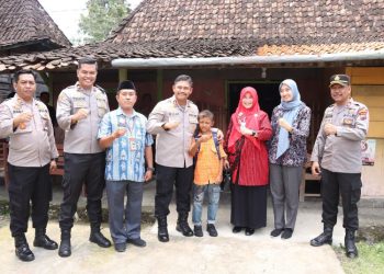 Polres Grobogan Beri Bantuan ke Anak 7 Tahun yang Rawat Ibu ODGJ