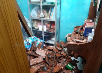 Atap Rumah di Keling Jepara Roboh Diterjang Angin, Pemilik dan Cucunya Terluka