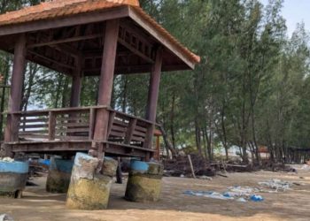 Abrasi Pantai Caruban Rembang Kikis Daratan Hingga 10 Meter, Sejumlah Fasum Rusak