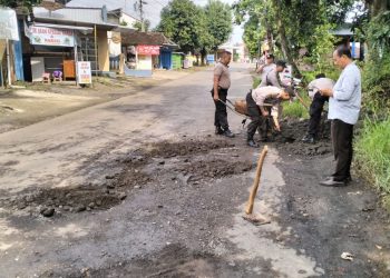 Berpotensi Sebabkan Kecelakaan, Jalan Berlubang Pati-Tlogowungu Ditambal