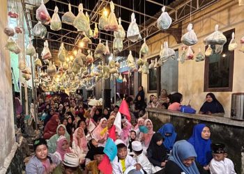 Sambut Ramadan, Warga Berebut Sayuran Gratis yang Digantung di Bandarharjo Semarang