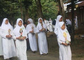 Sambut Ramadan, Ratusan Santri di Blora Pawai Ta’aruf Sambil Bawa Piala Penghargaan