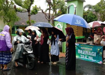 Meski Hujan, Para Siswa SDN Turusgede Rembang Tetap Bagikan Takjil ke Warga