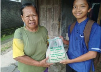 Tumbuhkan Jiwa Sosial, Siswa SMPN 6 Rembang Salurkan Zakat di 4 Desa