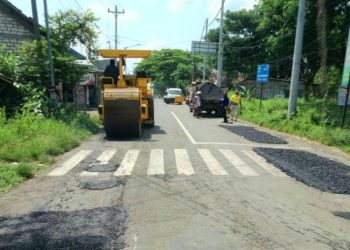 Bahayakan Pengendara, Lubang di 2 Ruas Jalan Utama Rembang Mulai Ditambal