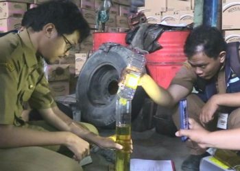 Takaran MinyaKita Kurang 50 Ml Ditemukan di Lasem Rembang