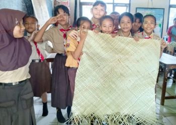 Kreatif! Siswa Kelas 6 SD Negeri 1 Woro Rembang Buat Kloso dari Bahan Alami