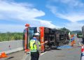 Bus Rosalia Indah Terguling di Tol Semarang-Batang, 3 Orang Dievakuasi ke RSI Kendal