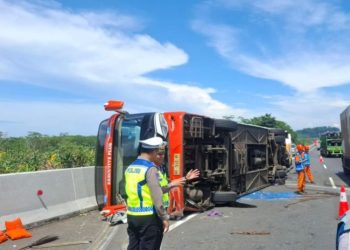 Bus Rosalia Indah Terguling di Tol Semarang-Batang, 3 Orang Dievakuasi ke RSI Kendal