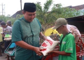 100 Tukang Becak di Randublatung Blora dapat Beras 5 Kg dan Takjil