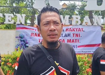 Ormas Pasang Spanduk Dukung UU TNI di Gedung DPRD Rembang