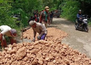 32 Truk Tanah Grosok Kembali Diturunkan untuk Jalan Rusak di Cabak-Bleboh Blora