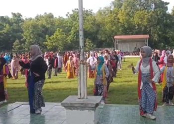 Siswa SMPN 1 Rembang Menampilkan Tari Orek-Orek Secara Massal di Hari Kartini