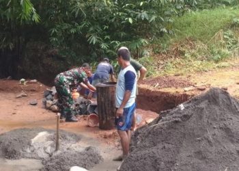 Jelang TMMD Reguler ke-124, Warga Desa Kecapi Jepara Bangun Jembatan