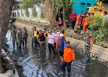 Jadi Penyebab Banjir, Bupati Kudus Ikut Bersihkan Drainase di Area Proliman