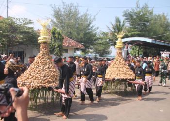 Puncak Pesta Lomban Jepara, Warga Antusias Rebutan Ribuan Kupat dan Lepet