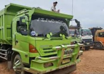 Truk Tambang Parkir Sembarangan, Warga Pagergunung Kendal Mengeluh Akses Terganggu