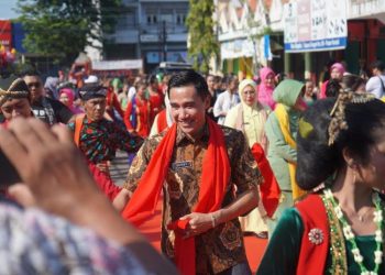 Peringati Hari Tari Sedunia, Wabup Kendal Ikut Menari Massal Pertama Kalinya