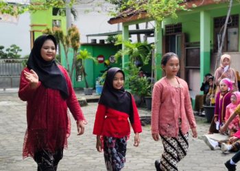 Peringati Hari Kartini, Siswa SDN 2 Sumberjo Rembang Antusias Ikuti Fashion Show