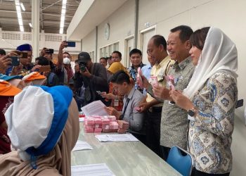 Hari Terakhir Penyaluran BLT, Puluhan Ribu Buruh Rokok Kudus Terima Uang Rp 600 Ribu