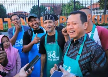 Bagikan Celemek dan Sarung Tangan ke PKL Kudus, Bupati Ajak Jaga Kebersihan 10 Bagikan Celemek dan Sarung Tangan ke PKL Kudus, Bupati Ajak Jaga Kebersihan