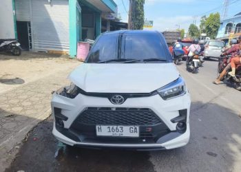 Mobil Tabrak Truk di Kalinyamatan Jepara, Dua Penumpang Truk Terluka