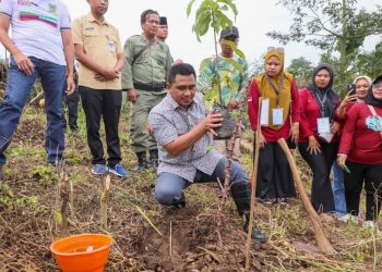 Wagub Jateng Ikut Tanam Seribu Bibit Pohon Buah di Wisata Waduk Logung Kudus