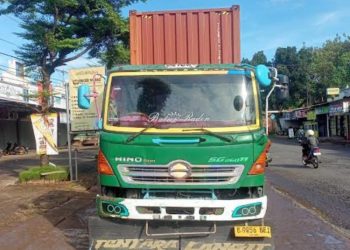 Truk Tabrak Cabang Pohon, Pemotor di Jepara Tertimpa dan Jatuh ke Kolong Truk